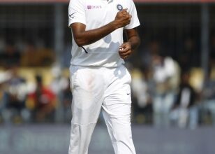 3rd Test: England reduced to 81/4, India take upper hand (Tea)
