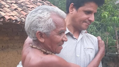 Shankar Ramchandani seen carrying a leprosy patient to his nearby hut. (File photo) Photo: twitter/ @amar4Odisha