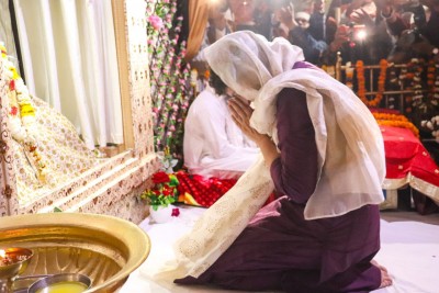 Priyanka visits Ravidas temple in Varanasi