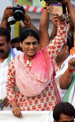 Sharmila holds consultation with YSR loyalists from Warangal