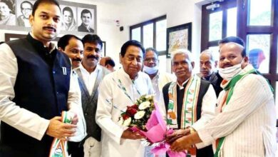 Babulal Chaurasia taking membership of Congress in presence of former Chief Minister Kamal Nath.
