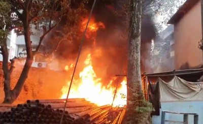 Fire guts 6 houses in Srinagar's Nawabazar
