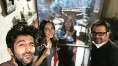 Kartik Aaryan welcomes back Tabu on "Bhool Bhulaiyaa 2" set