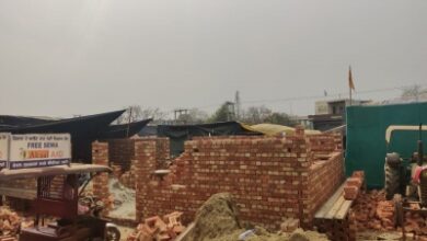 Police stops construction of houses at Singhu border