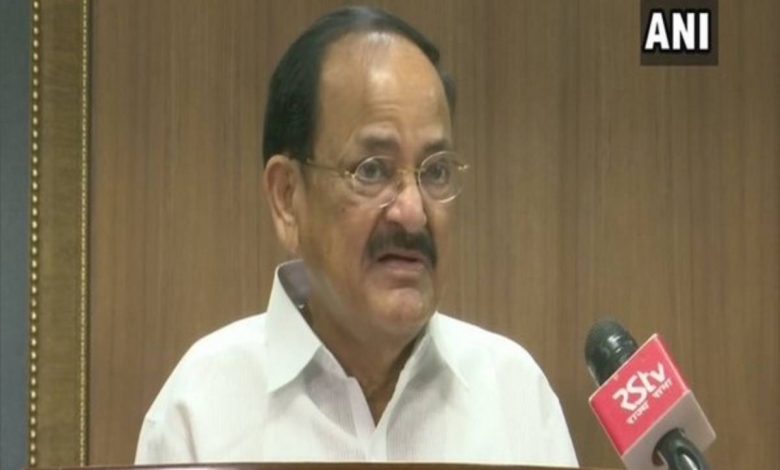 VP Naidu pays tribute to his teacher in Hyderabad
