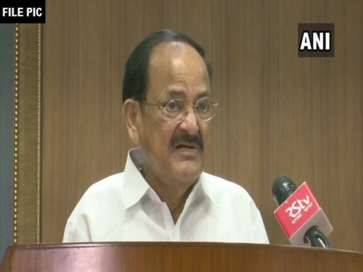 VP Naidu pays tribute to his teacher in Hyderabad