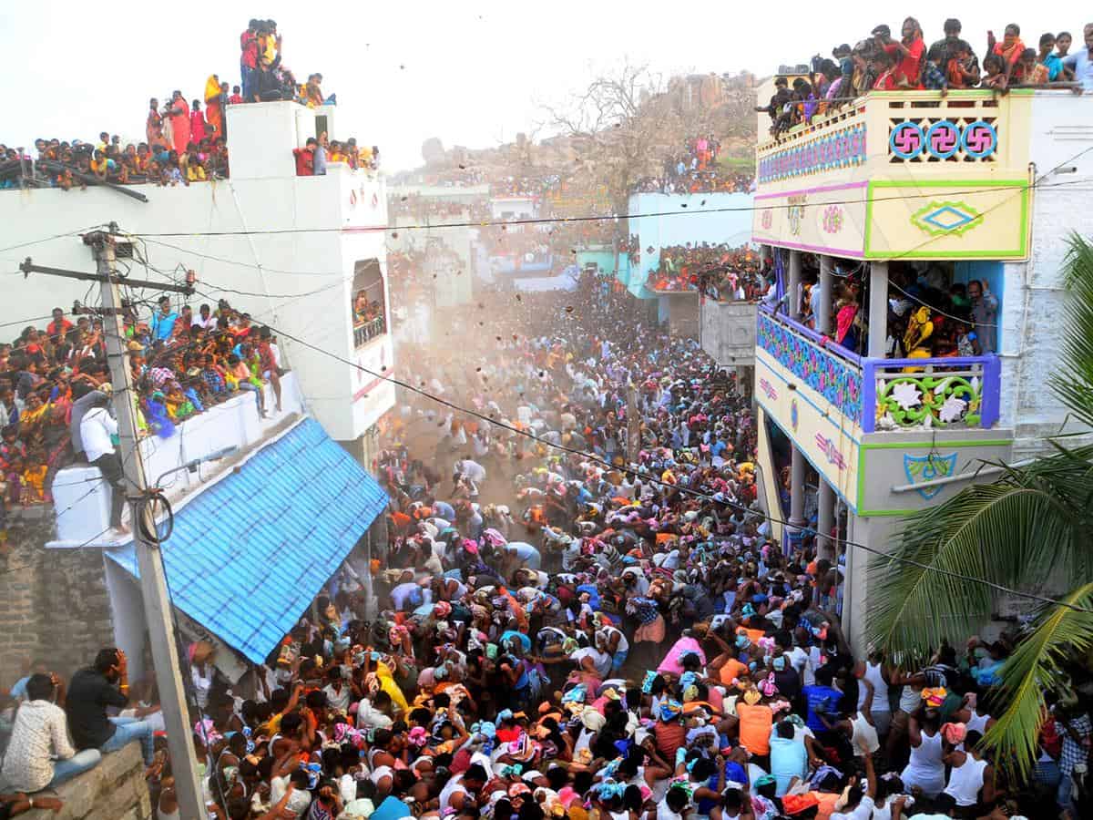 AP: Huge crowds attend ‘cow dung’ fight in Kurnool amid COVID cases surge