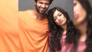 Surprise! Vijay Deverakonda goes down on knees to propose Rashmika Mandanna (Video)