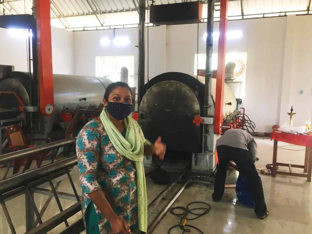Muslim woman turns cremator at a Hindu crematorium