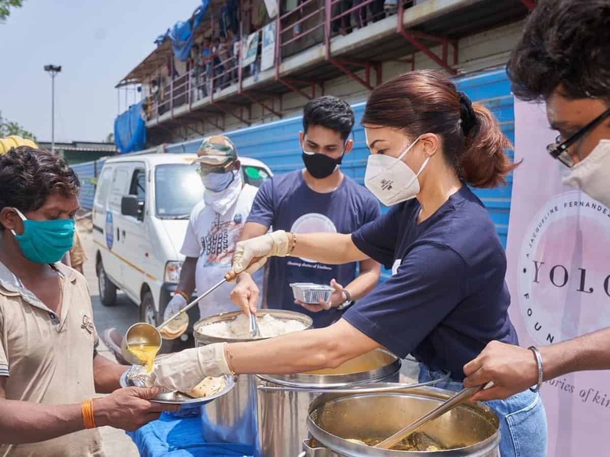 Jacqueline Fernandez helps feed people, interacts with COVID-19 warriors