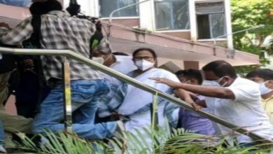 Mamata starts dharna in CBI's Kolkata office