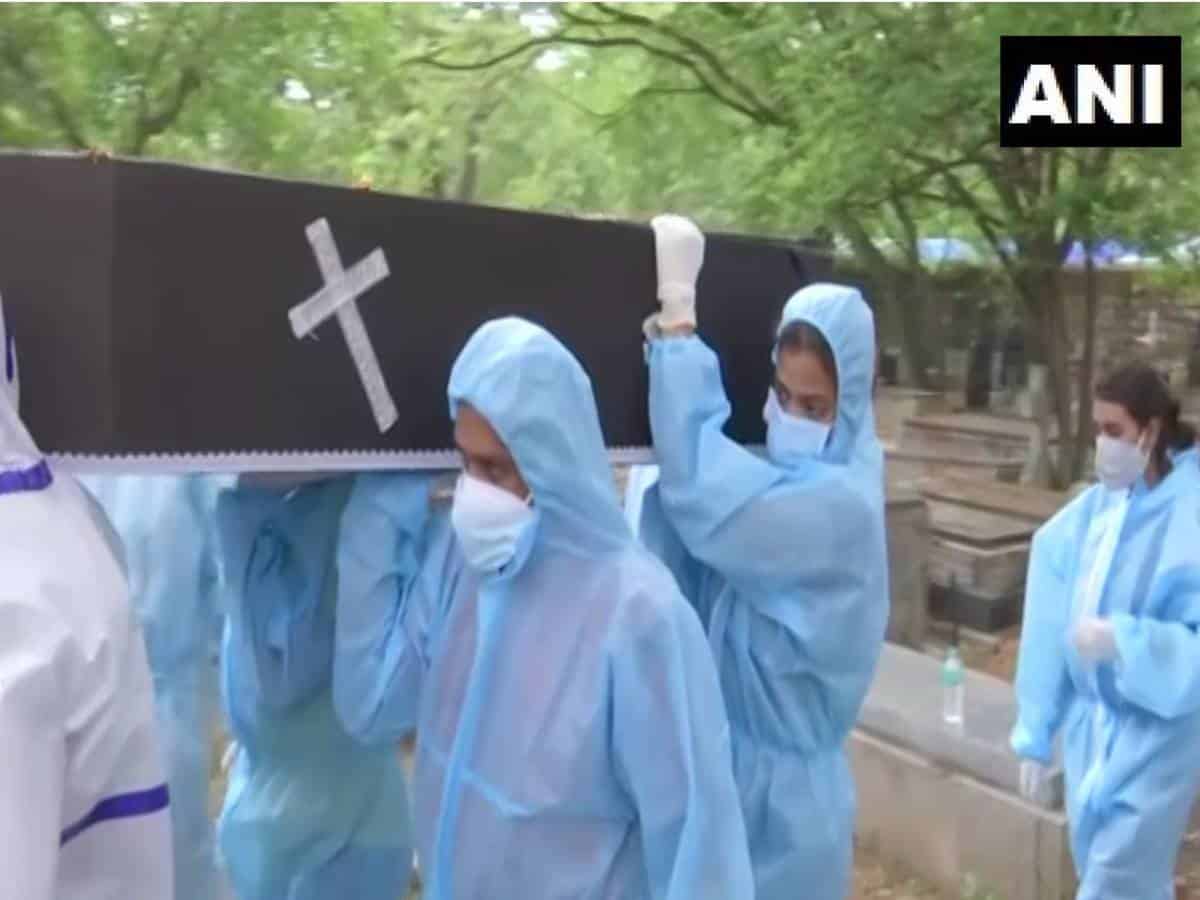Donning PPE kits, two Bengaluru college girls help bury corpses of COVID patients