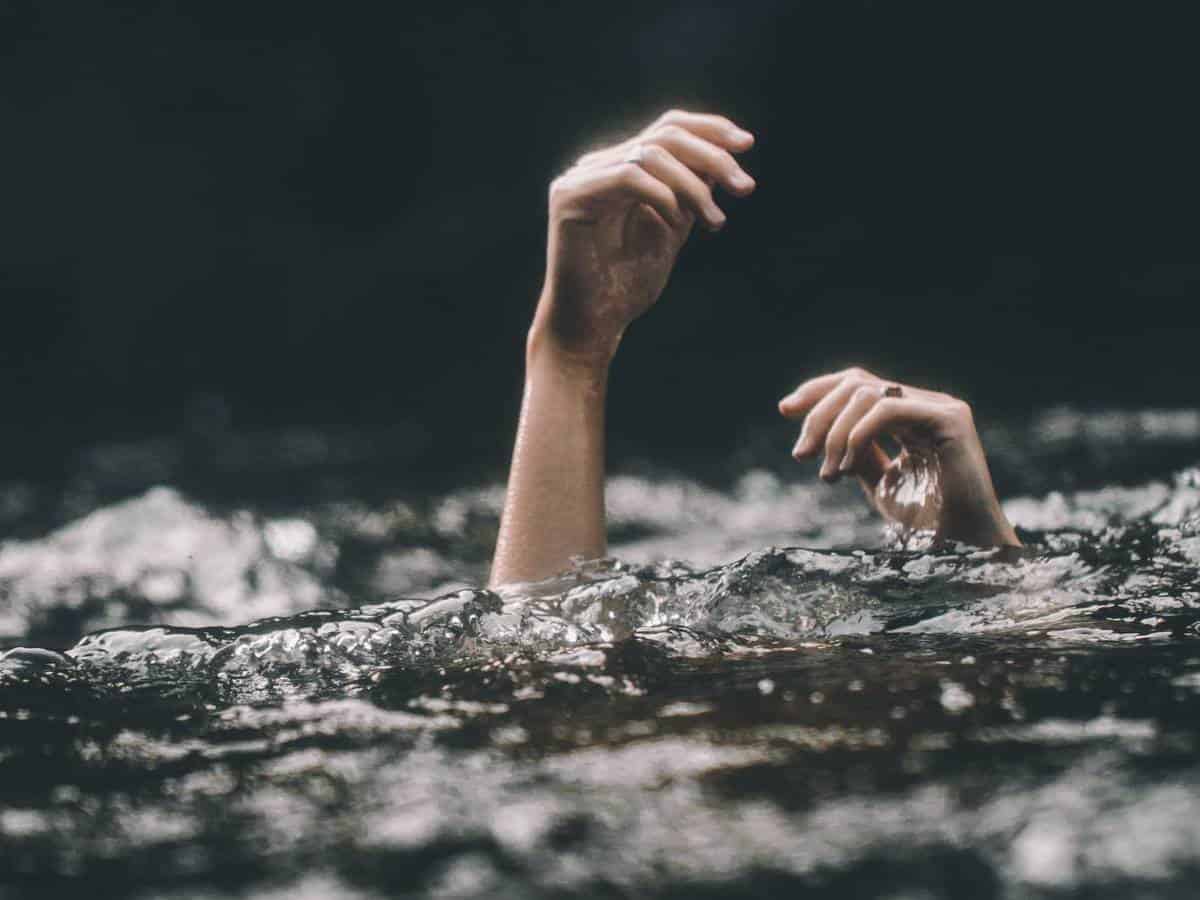 Vizag woman jumps into water sump with two kids