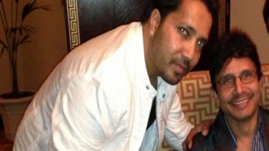 Watch: Mika Singh visits KRK's home, says 'dar mat nahi maarunga'