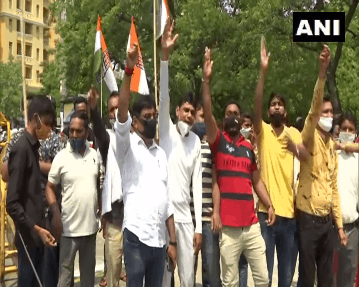 Congress workers stage protest in Jaipur against rising inflation