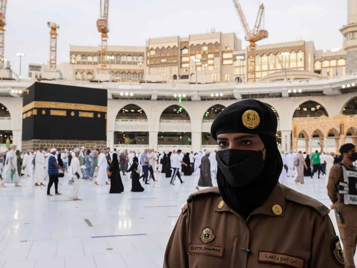 A Saudi police female officer stands guard as pilgrims perform final Tawaf during the annual Haj pilgrimage, in the holy city of Mecca, Saudi Arabia July 20, 2021. Photo: Reuters/Ahmed Yosri/File Photo