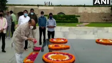 Karnataka CM pays floral tribute to Mahatma Gandhi at Raj Ghat