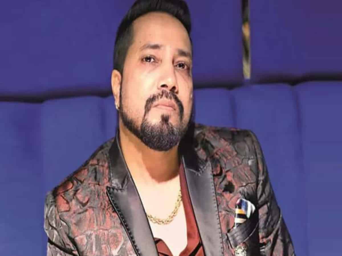 Mika Singh's car breaks down in Mumbai rains, nearly 200 people help him