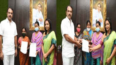 Manhole mishap: Mayor handover 2BHK houses for kin families