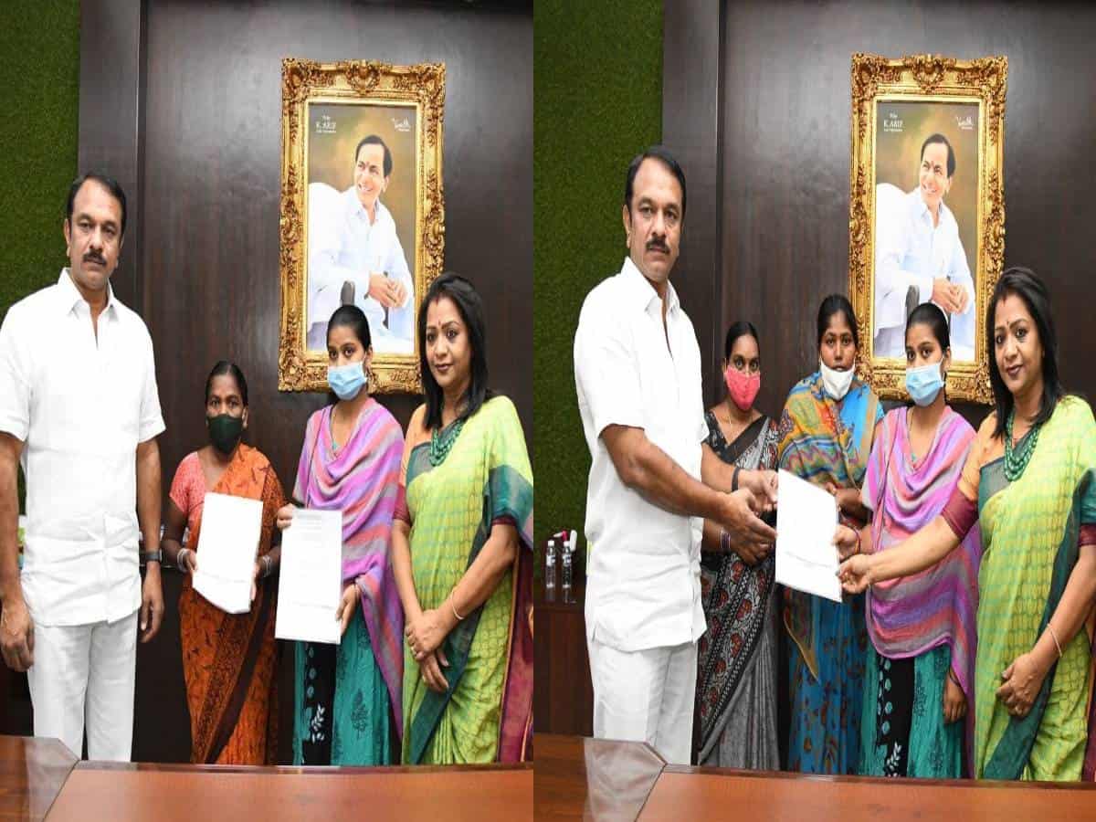 Manhole mishap: Mayor handover 2BHK houses for kin families