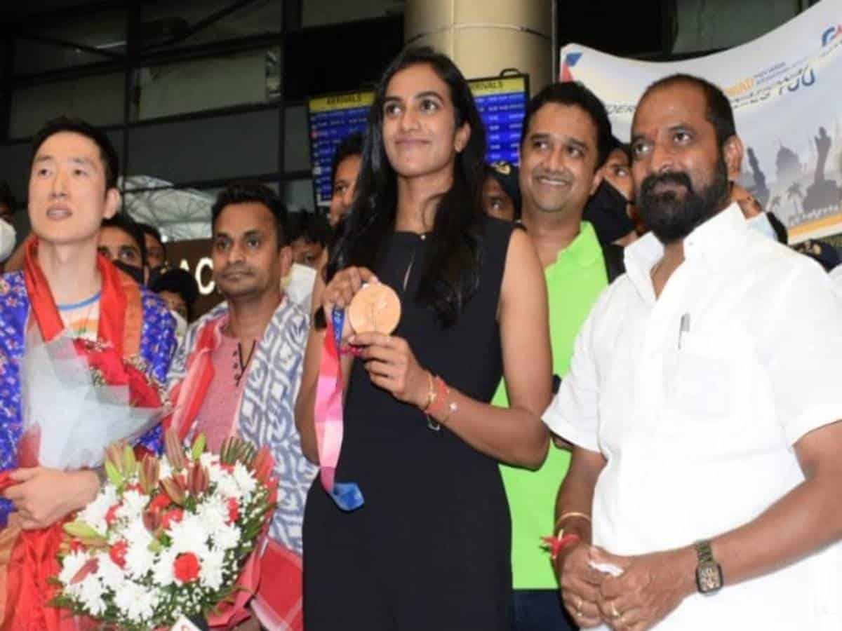 Double Olympic medalist Sindhu arrives in Hyderabad to rousing welcome