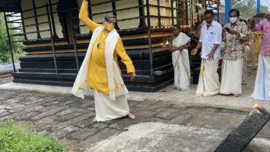 Shashi Tharoor's Onam picture sparks meme fest