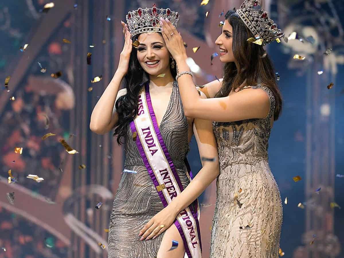 Zoya Afroz, from Mumbai crowned as the Miss India International 2021
