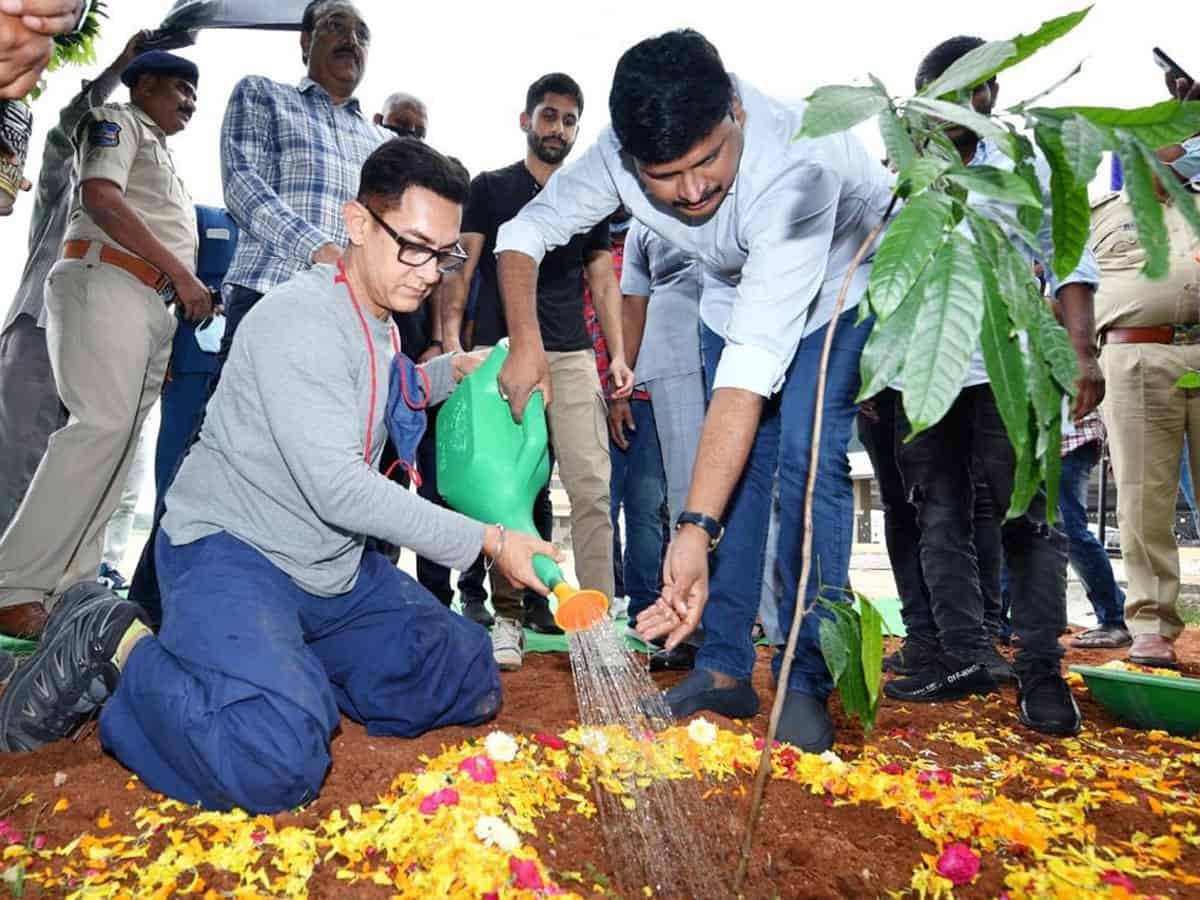 Aamir Khan takes part in 'Green India Challenge'