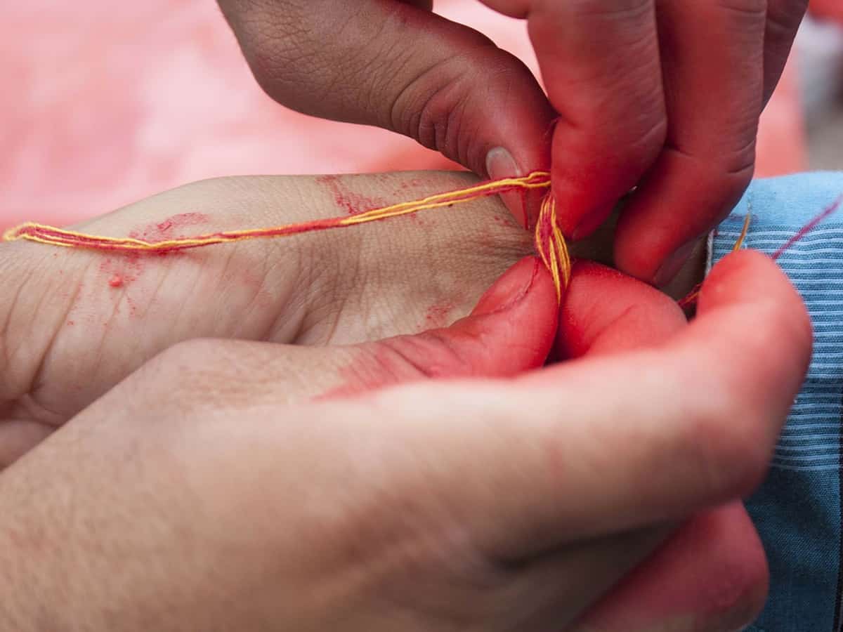 VHP activists object to removal of sacred threads from school kids' wrists
