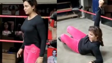 Arshi Khan practices wrestling, beats man in seconds [Video]