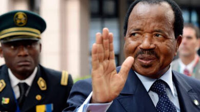 Soldiers detain Guinea's president, dissolve government