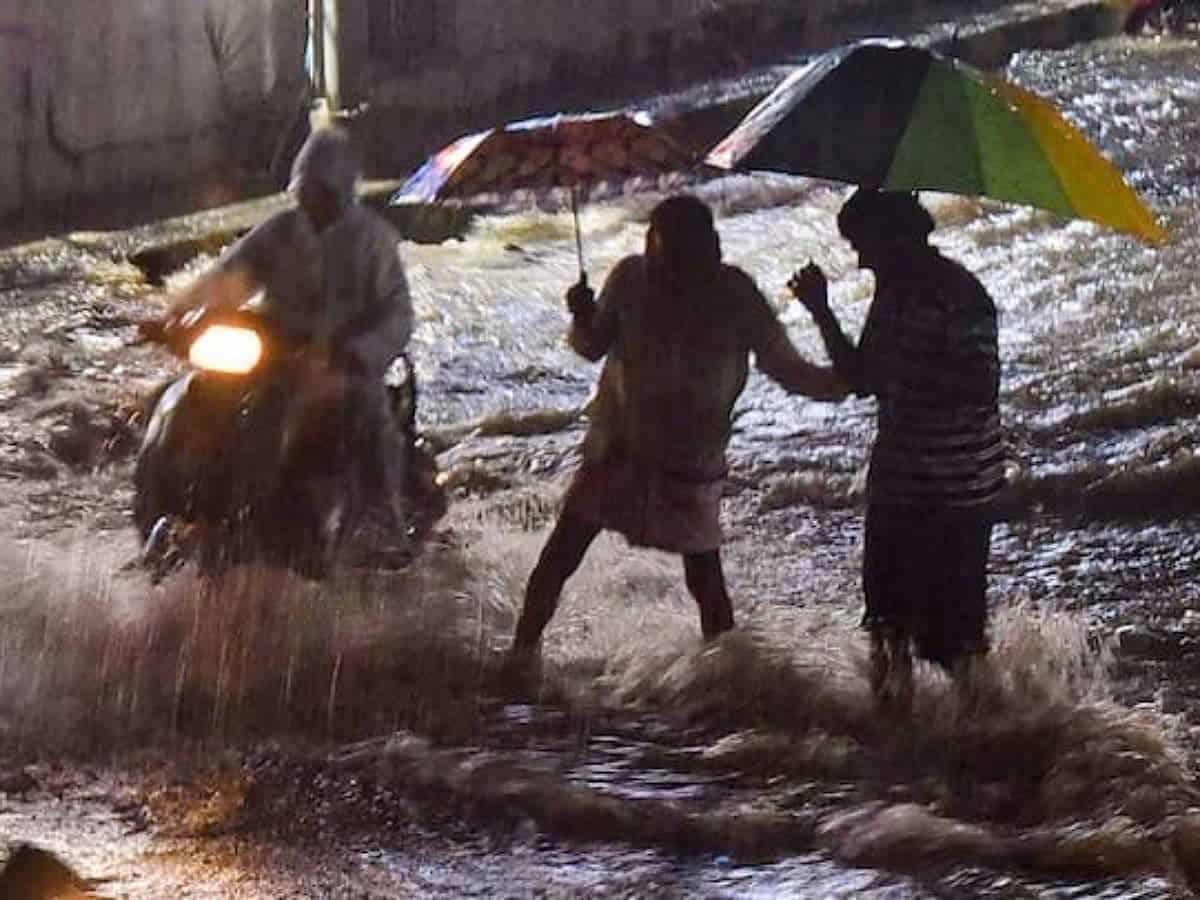 Hyderabad: Heavy rain Lashes; several localities witness excessive waterlogging