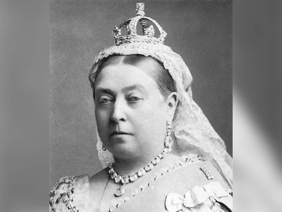 Royal taxidermy: Do biographies reveal or hide traits of the worthy?