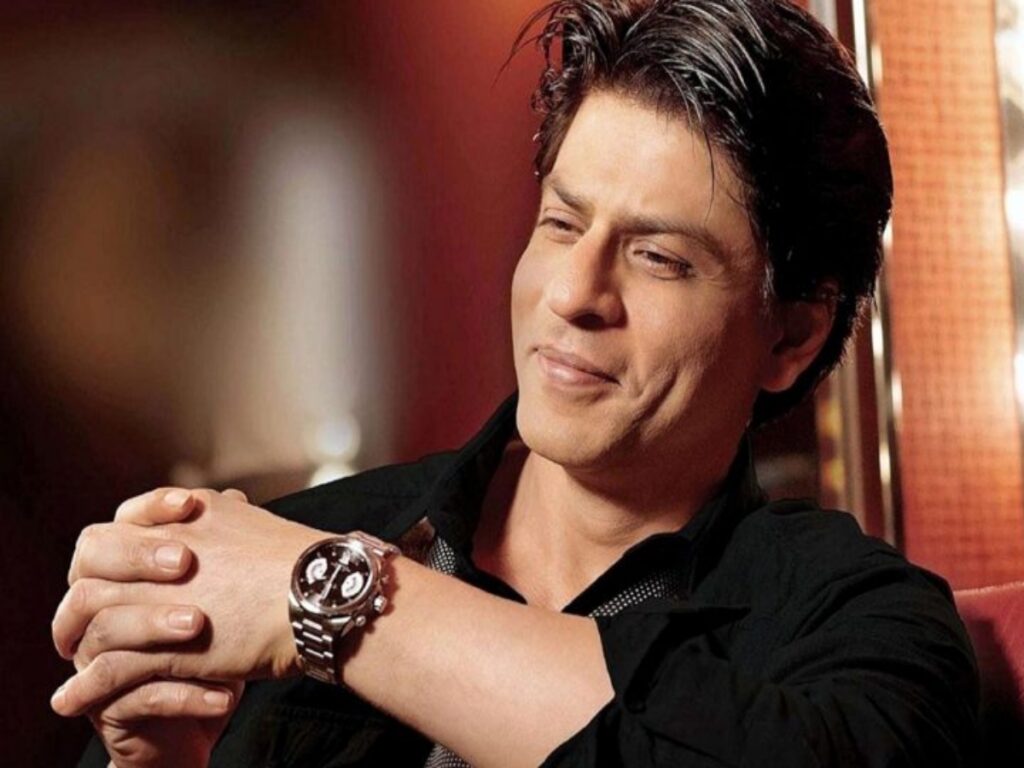 Shah Rukh Khan throws his phone from the balcony [Video]