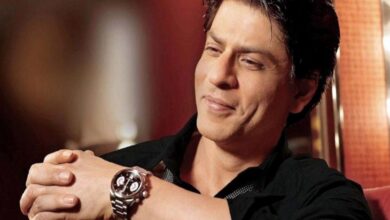 Shah Rukh Khan throws off his phone from balcony [Video]