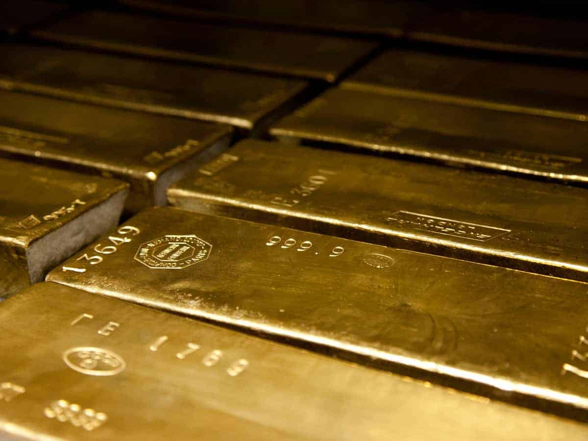 Gold declines Rs 59; silver tumbles Rs 196