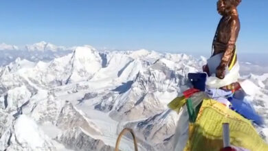 360° video shows what it looks like on top of Mount Everest