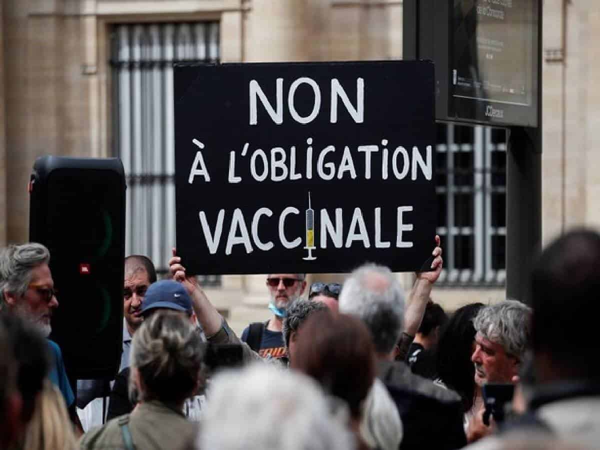 Thousands protest in Rome against workplace COVID-19 vaccine rule
