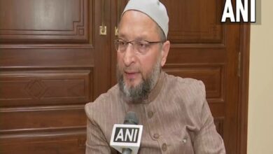 Asaduddin Owaisi greeted with black flags in Ahmedabad