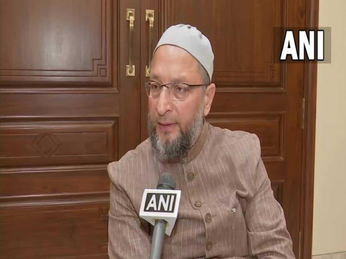 Asaduddin Owaisi greeted with black flags in Ahmedabad