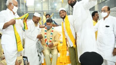 TDP workers troop in to support Chandrababu's protest