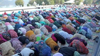 Thousands of devotees from across the valley offered Zuhar prayers at Hazratbal shrine in Srinagar on the eve of Eid-e-Milad Celebrations (2)
