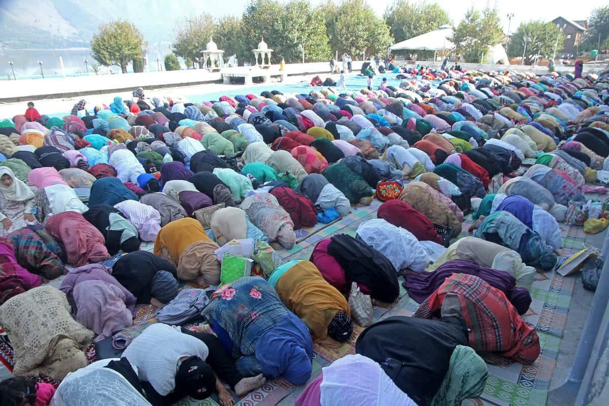 Thousands of devotees from across the valley offered Zuhar prayers at Hazratbal shrine in Srinagar on the eve of Eid-e-Milad Celebrations (2)