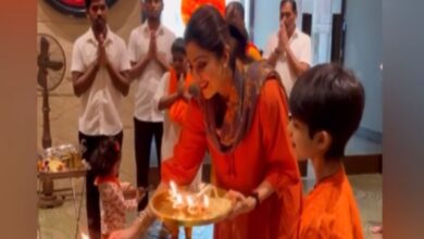 Shilpa Shetty performs aarti at home with her children, Raj Kundra missing