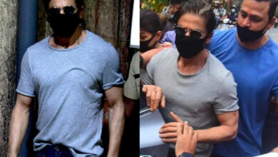 Netizens praise SRK for politely greeting crowd after meeting son Aryan Khan in jail