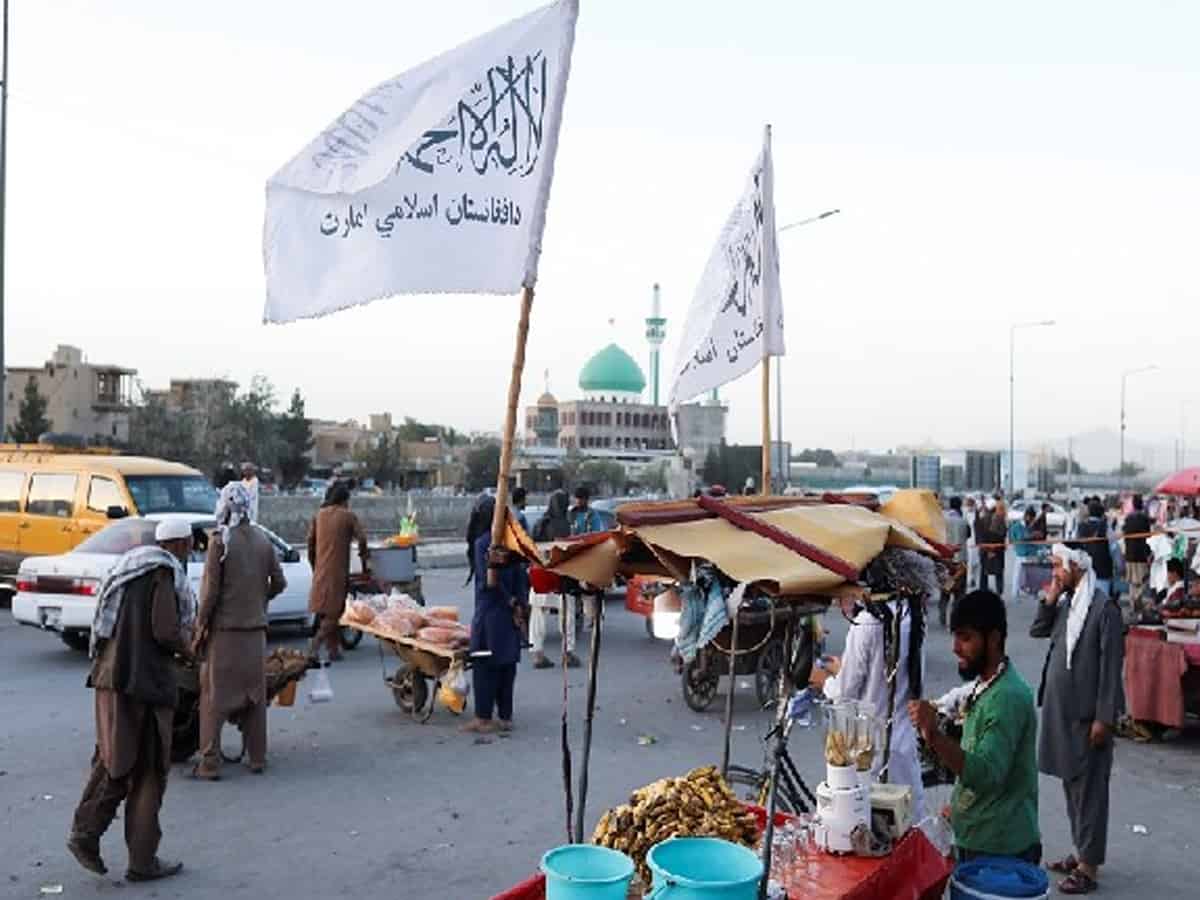 Afghanistan: Unemployment forces journalists to become street vendors