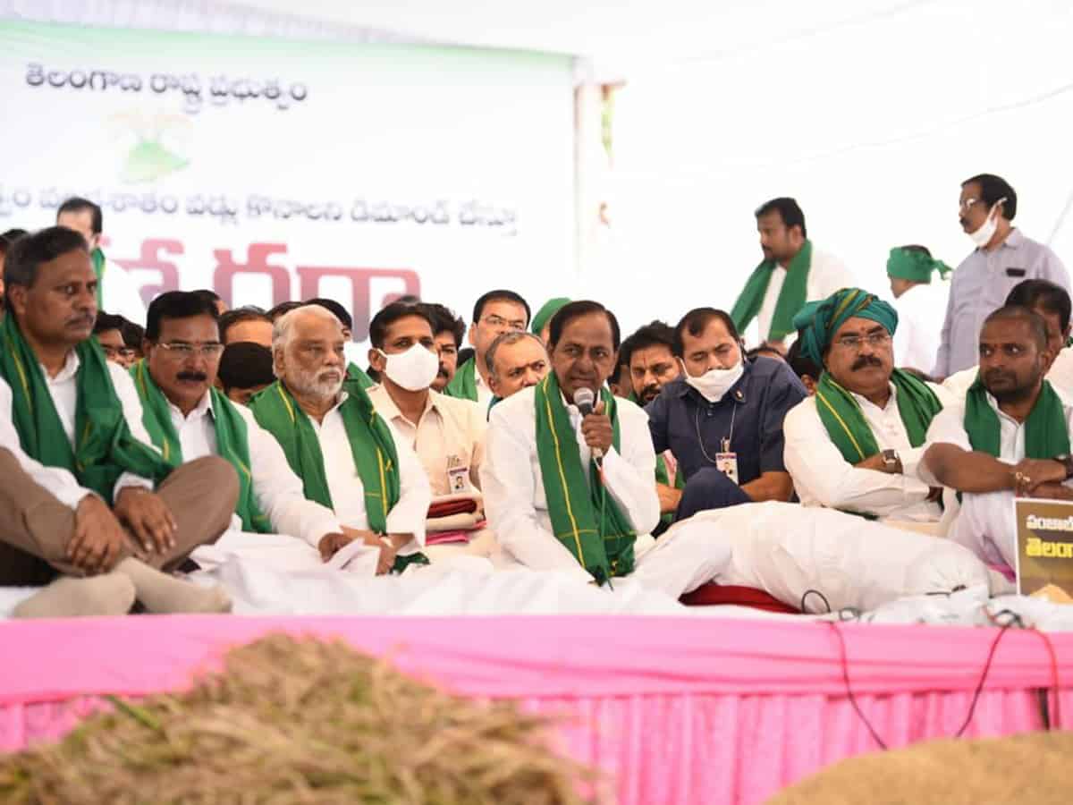 Telangana CM stages dharna in Hyderabad to protest Centre&#39;s policies