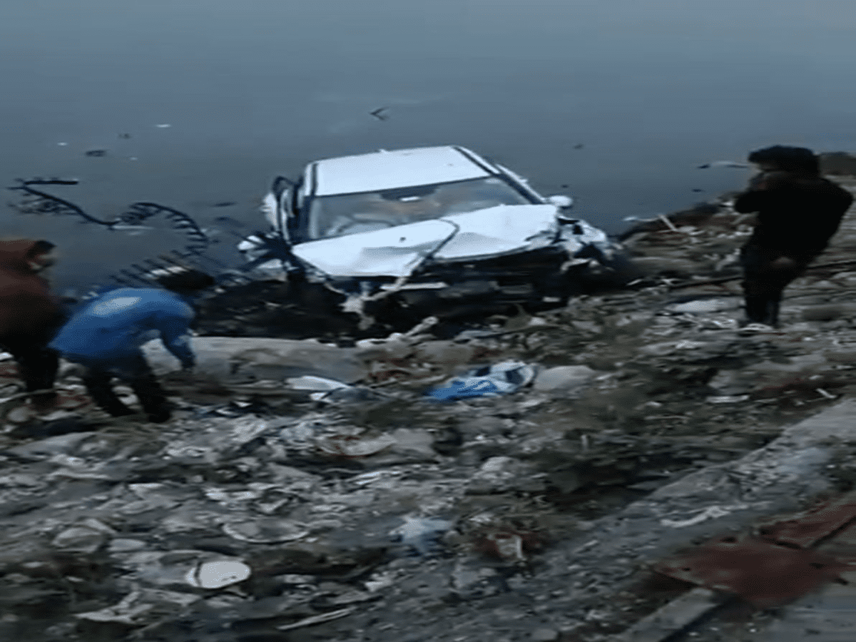 Hyderabad: speeding car fell in Hussain Sagar, three injured