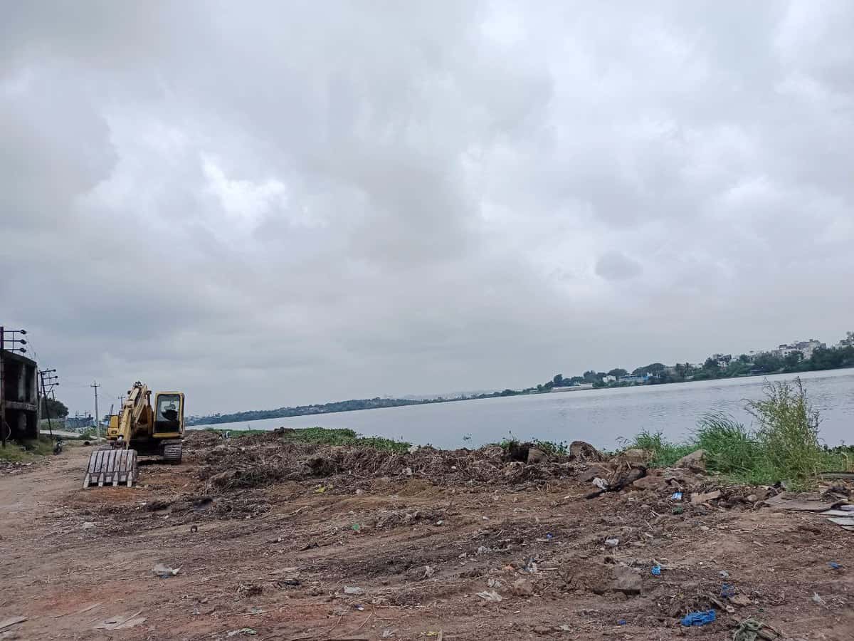 Transformation of Mir Alam Tank with walking and cycling tracks