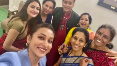 Tharoor apologises after Twitter backlash on selfie with women MPs